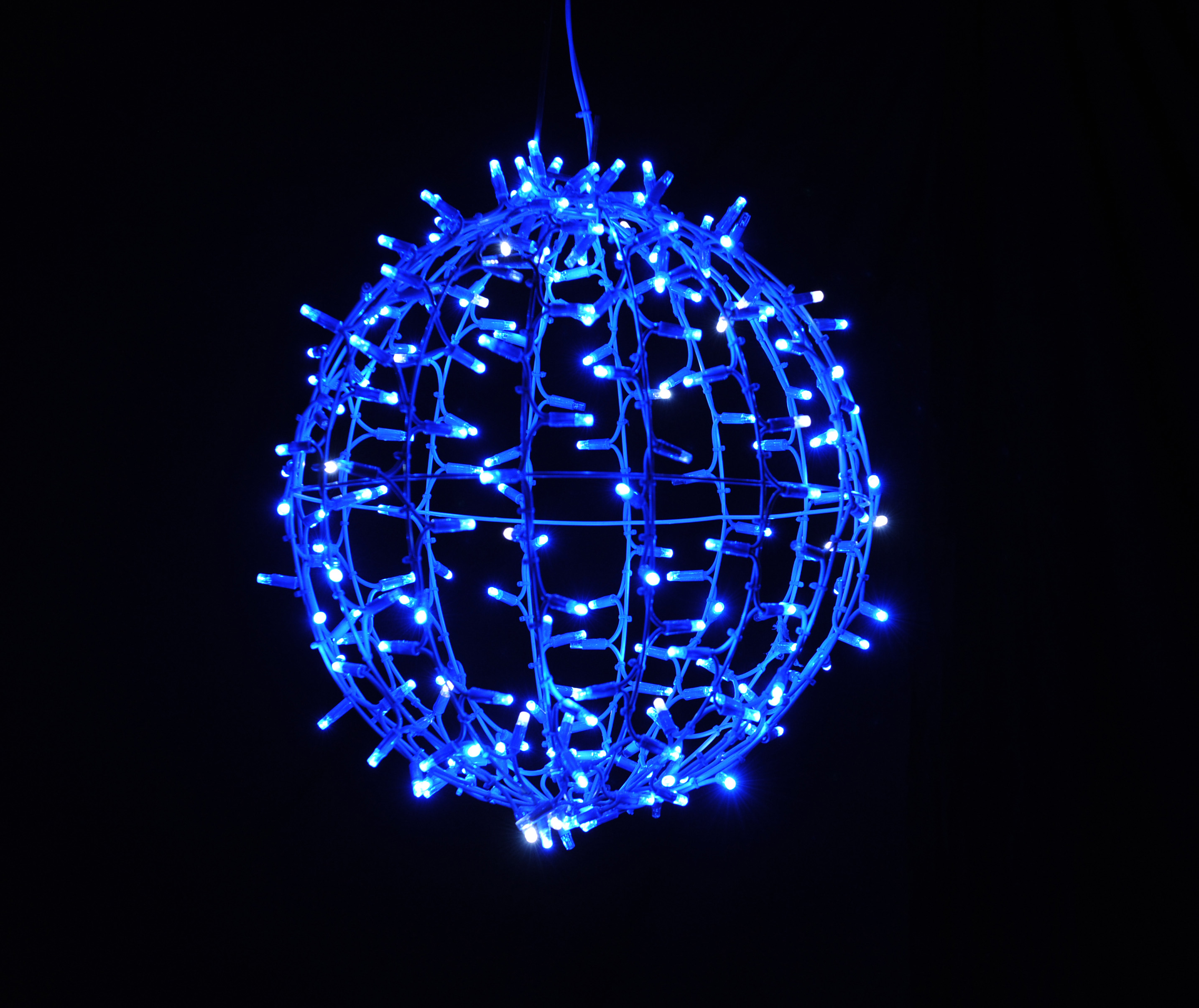 أضواء زخارف كرة عيد الميلاد في الهواء الطلق